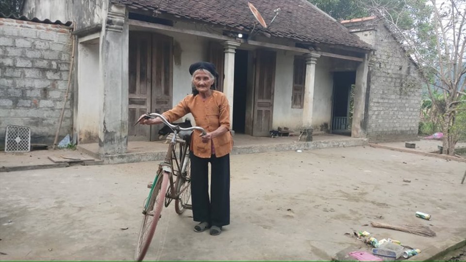 Cụ bà Đỗ Thị Mơ bên chiếc xe đạp cũ. Ảnh: Quách Du