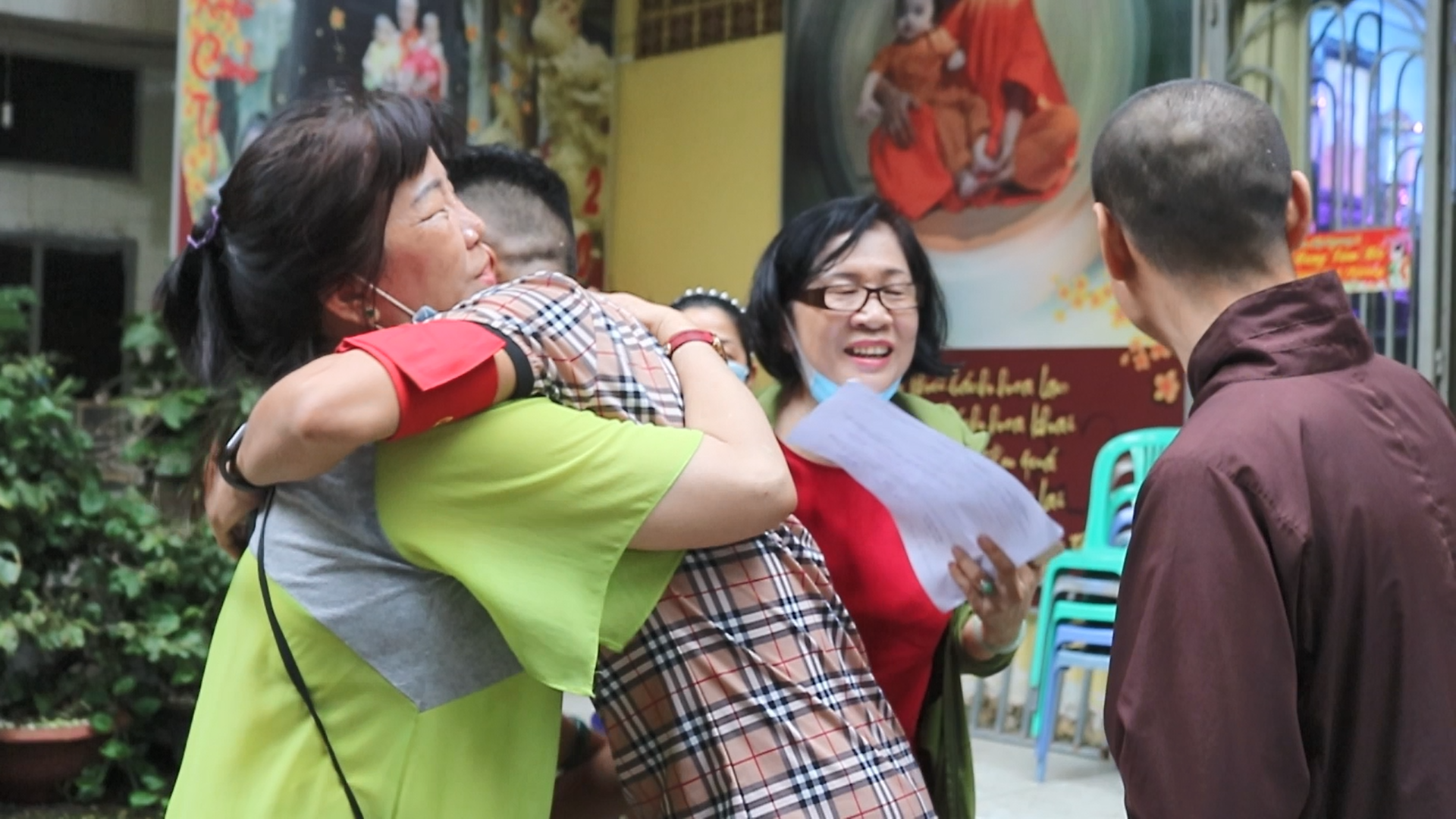 Nhiều người vui mừng khi tìm được hũ tro cốt. Ảnh: Anh Tú