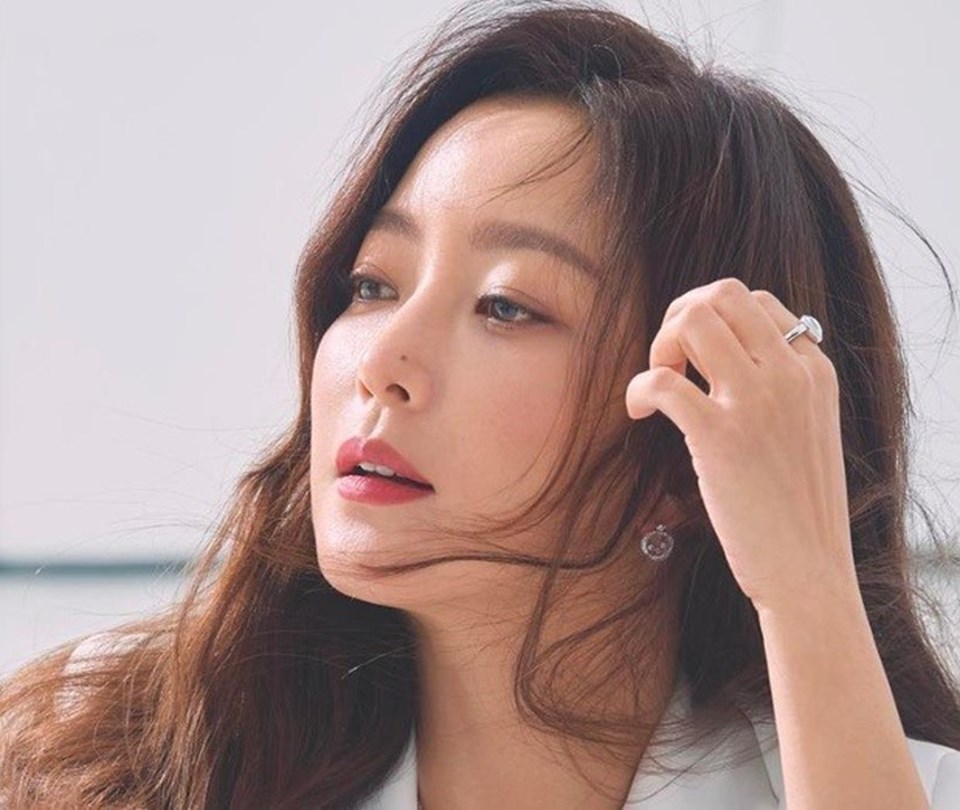 Kim Hee Sun vẫn là "quốc bảo nhan sắc" của màn ảnh Hàn dù đã bước sang tuổi 43 (Ảnh: Chụp màn hình). Kim Hee Sun vẫn là "quốc bảo nhan sắc" của màn ảnh Hàn dù đã bước sang tuổi 43 (Ảnh: Chụp màn hình).