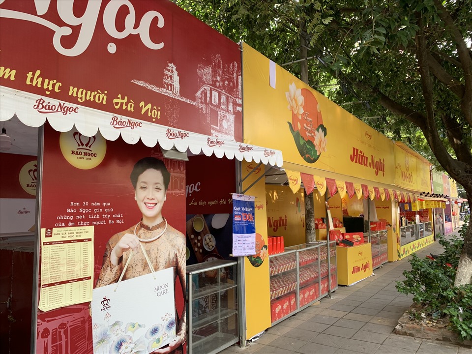 Các quầy bánh trung thu được dựng lên chiếm hết vỉa hè trên phố láng Hạ. Ảnh Cao Nguyên.