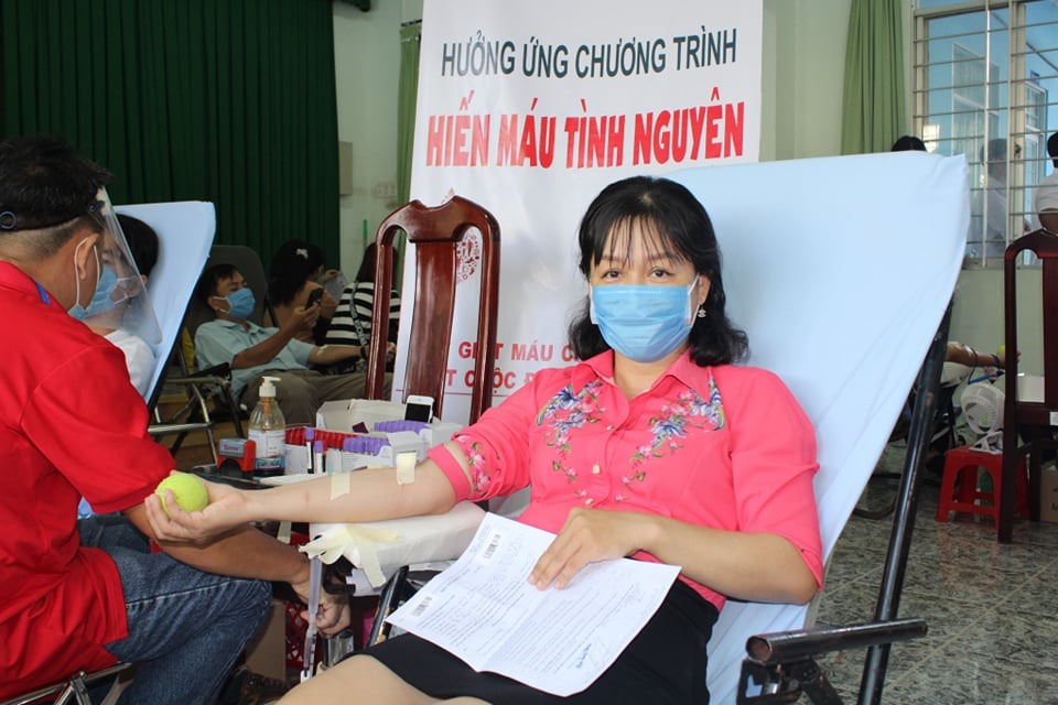 Đoàn viên tham gia hiến máu tình nguyện. Ảnh: Trung Hiếu