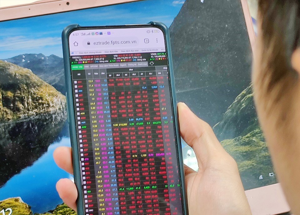 Chứng khoán phiên đầu tuần tăng khá mạnh. Ảnh: Thế Lâm. Chứng khoán phiên đầu tuần tăng khá mạnh. Ảnh: Thế Lâm.