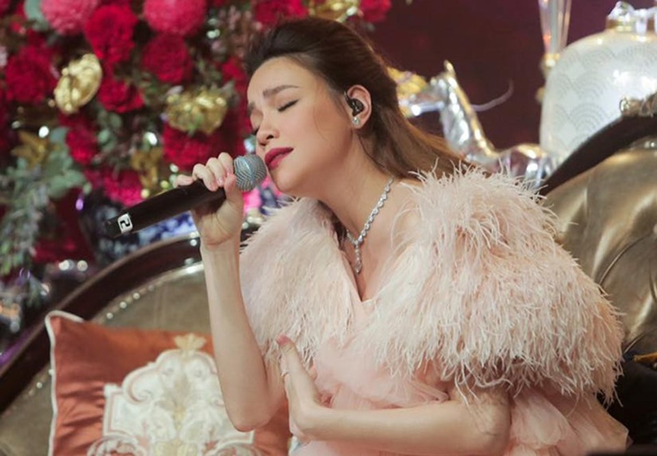 Hồ Ngọc Hà rơi nước mắt sau đêm nhạc. Ảnh: Cắt clip Hồ Ngọc Hà rơi nước mắt sau đêm nhạc. Ảnh: Cắt clip