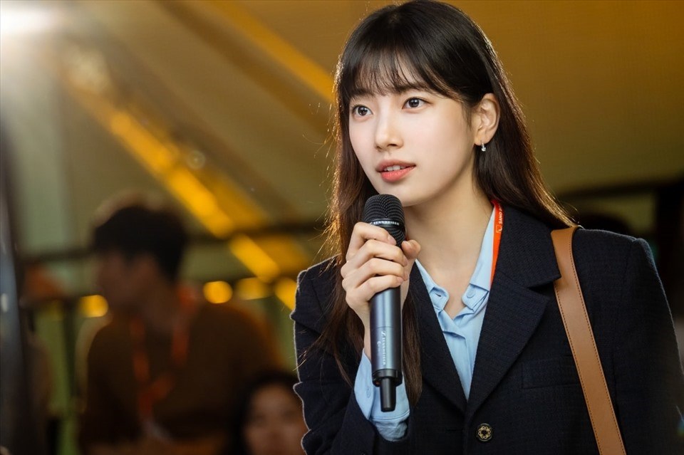 Suzy vào vai cô gái trẻ quyết tâm khởi nghiệp thành công trong phim mới (Ảnh: Cắt từ clip). Suzy vào vai cô gái trẻ quyết tâm khởi nghiệp thành công trong phim mới (Ảnh: Cắt từ clip).