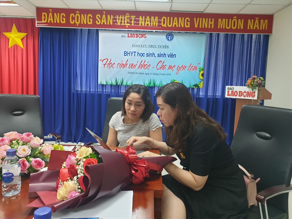 Khách mời thảo luận trả lời câu hỏi của bạn đọc báo. Ảnh: Trần Tuấn