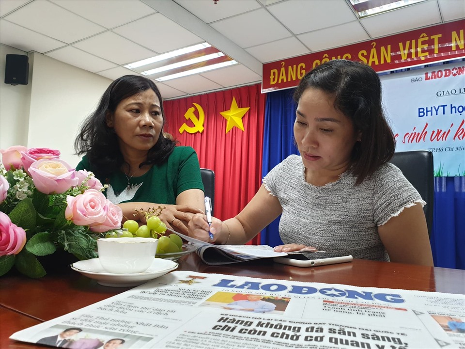 Bà Phan Thị Mai, Trưởng Phòng Quản lý thu, BHXH TPHCM (phải) và bà Bà Trịnh Thị Thêu, Phó Trưởng phòng Giám định BHYT 1, BHXH TPHCM thảo luận trước khi trả lời bạn đọc tại tọa đàm. Ảnh: Trần Tuấn