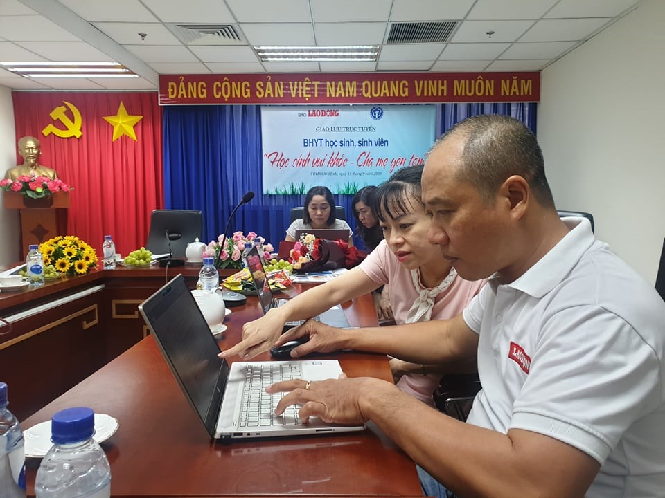 Khách mời tham dự buổi giao lưu trả lời câu hỏi của độc giả. Ảnh: Trần Tuấn