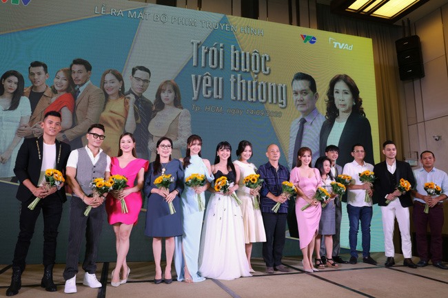 Dàn diễn viên trong phim Trói buộc yêu thương - tác phẩm nối sóng Tình yêu và tham vọng. Ảnh: VTV
