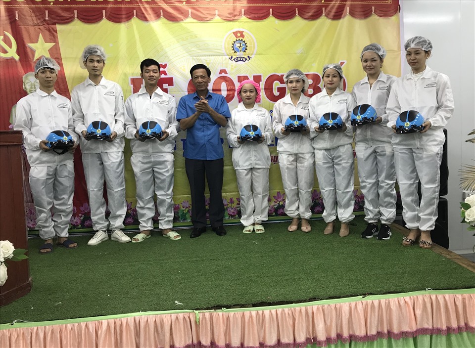 Lãnh đạo LĐLĐ tỉnh tặng mũ bảo hiểm cho đoàn viên công đoàn mới gia nhập tổ chức Công đoàn Việt Nam. Ảnh: B.Mạnh