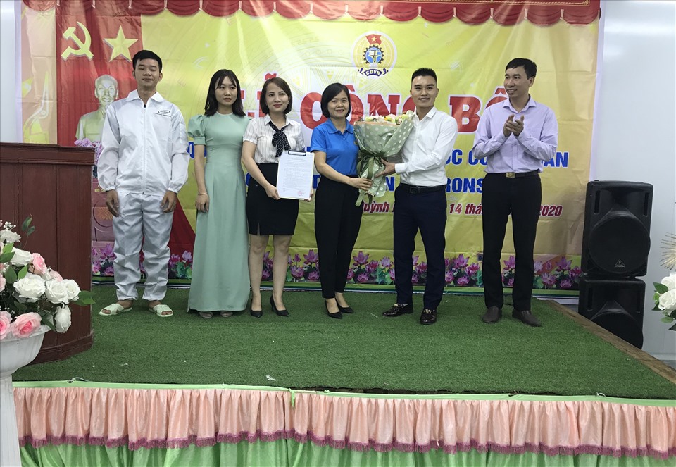 Lãnh đạo LĐLĐ huyện Quỳnh Phụ trao quyết định thành lập công đoàn cơ sở cho Ban chấp hành công đoàn lâm thời của công ty. Ảnh: B.Mạnh