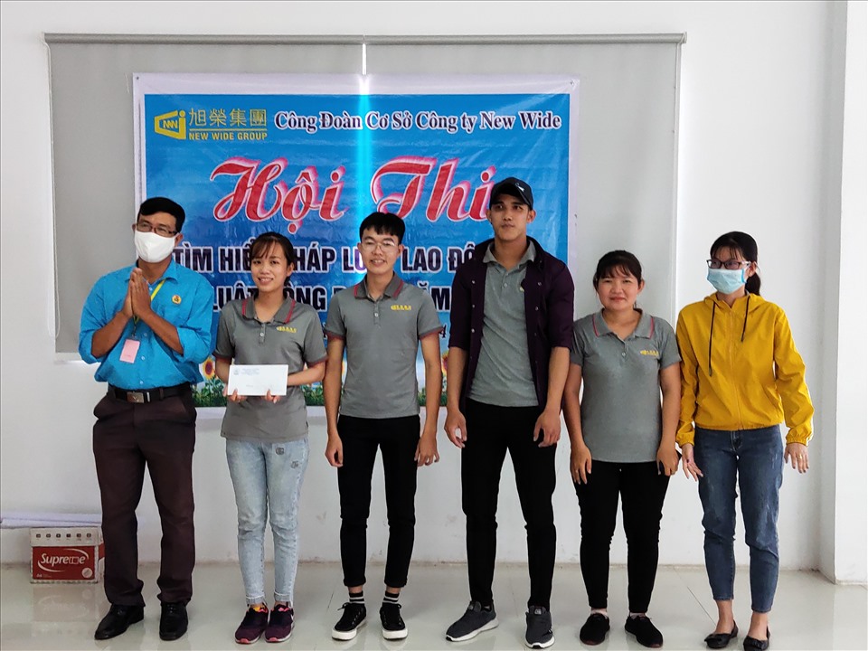 Ban Tổ chức trao giải thưởng cho đội đạt giải nhất hội thi.