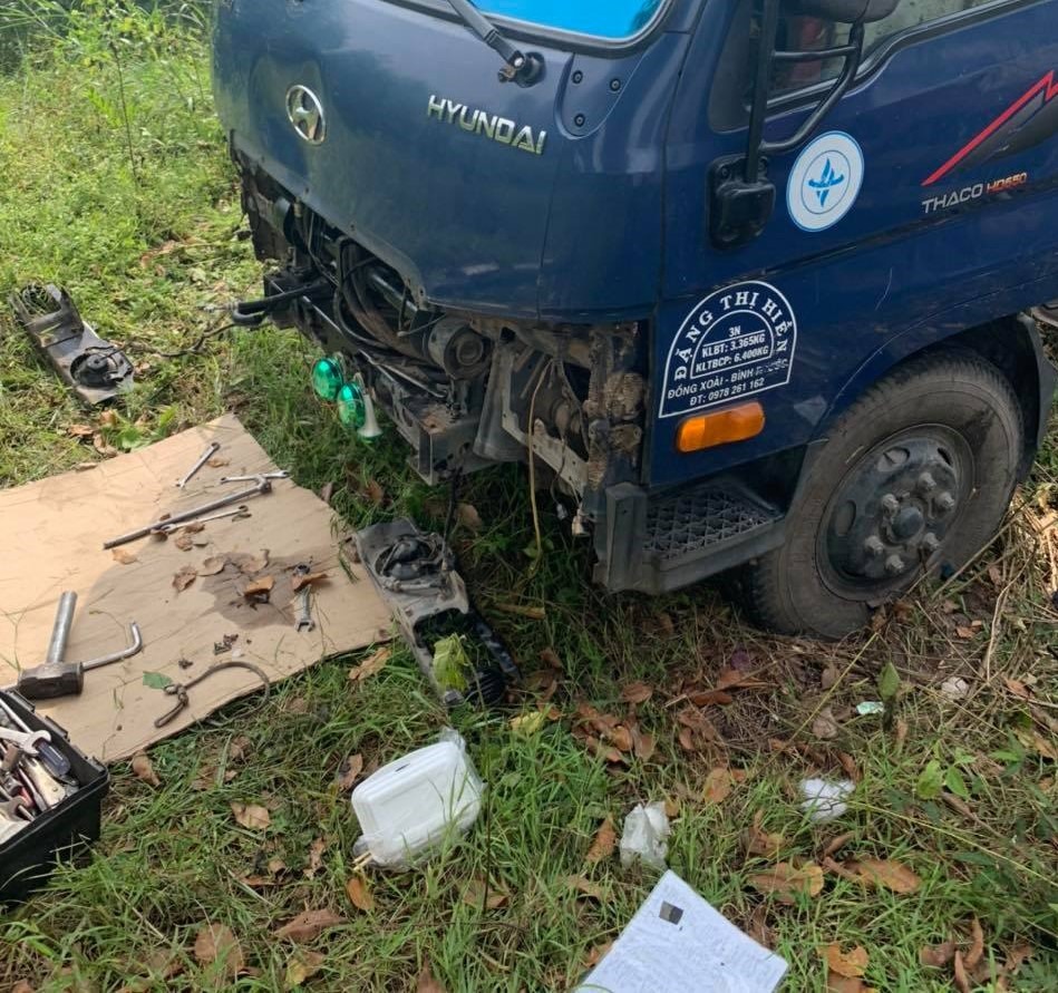 Đối tượng Tùng đang tháo rời các bộ phận trên xe tải để đem bán thì bị công an bắt giữ. Ảnh: Công an cung cấp.