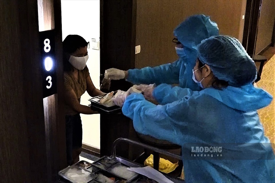 Cũng theo bà Hiền, với những công dân thực hiện cách ly sẽ được lấy mẫu xét nghiệm 2 lần (ngày thứ 1 và ngày thứ 12) và đo thân nhiệt hằng ngày. Toàn bộ công việc này do các cán bộ y tế, ngành y tế thực hiện. Đặc biệt, bộ phận nhân viên của khách sạn phục vụ vòng trong cũng được cách ly theo quy định để đảm bảo công tác phòng dịch.