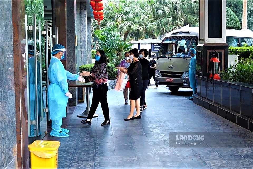 Trao đổi với Lao Động ông Phạm Hùng Dũng – Phó Tổng Giám đốc Tập đoàn khách sạn Mường Thanh cho biết, hiện tại đơn vị đang có 6 khách sạn hoạt động, phục vụ cho công tác cách ly trên cả nước. Trong thời gian tới sẽ nâng lên 10 cơ sở với quy mô 3.000 phòng phục vụ công tác cách ly phòng, chống dịch COVID-19.