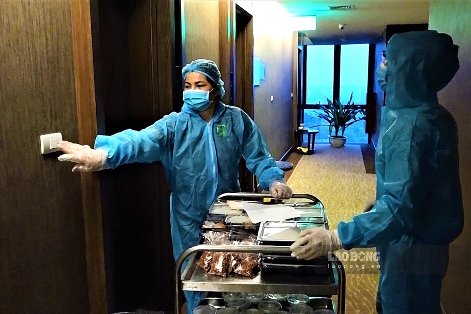 Vị Giám đốc khách sạn Mường Thanh Grand Xa La cũng khẳng định, so với bình thường, giá phòng hiện tại cho người cách ly đã rẻ hơn khoảng 30% để phục vụ công tác phòng, chống dịch của thành phố.