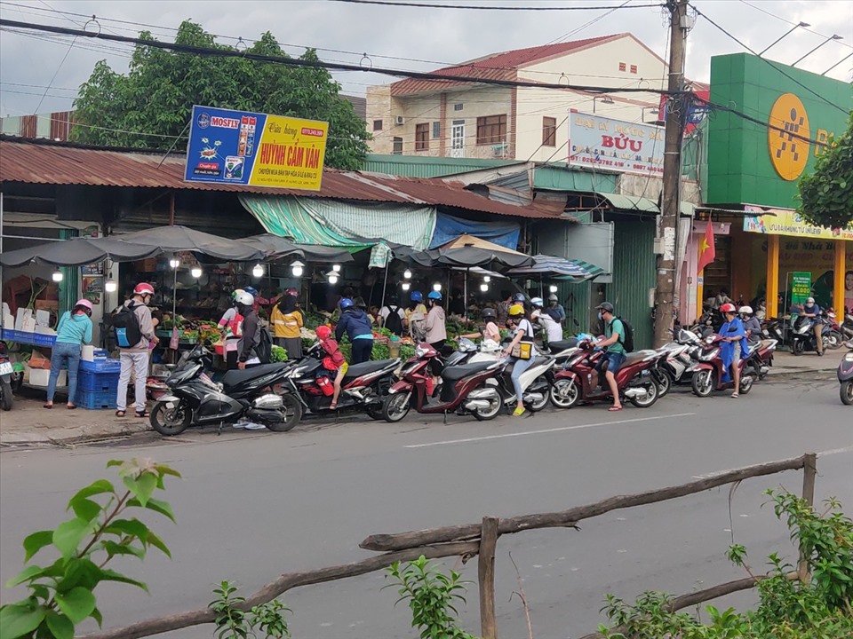 Người dân đậu xe dưới lòng đường gây cản trở giao thông. Ảnh: Thành Nhân
