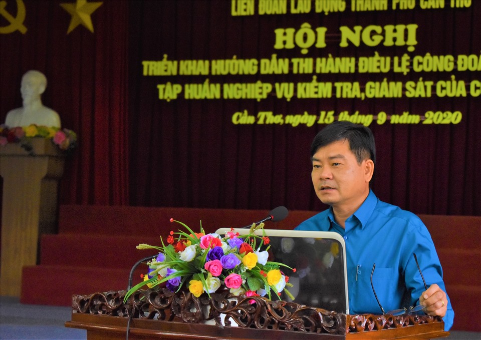 Phó Chủ tịch LĐLĐ TP.Cần Thơ Đoàn Văn Dũng truyền đạt những điểm mới quy định trong Điều lệ Công đoàn Việt Nam và công tác khiếu nại tố cáo. Ảnh: Thành Nhân