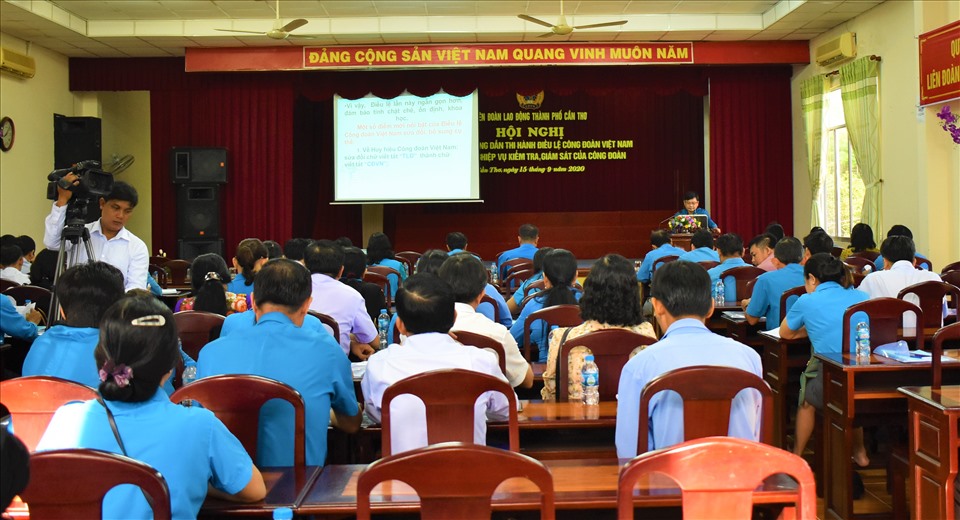 Hơn 120 học viên tham gia lớp tập huấn nghiệp vụ do LĐLĐ TP.Cần Thơ tổ chức. Ảnh: Thành Nhân