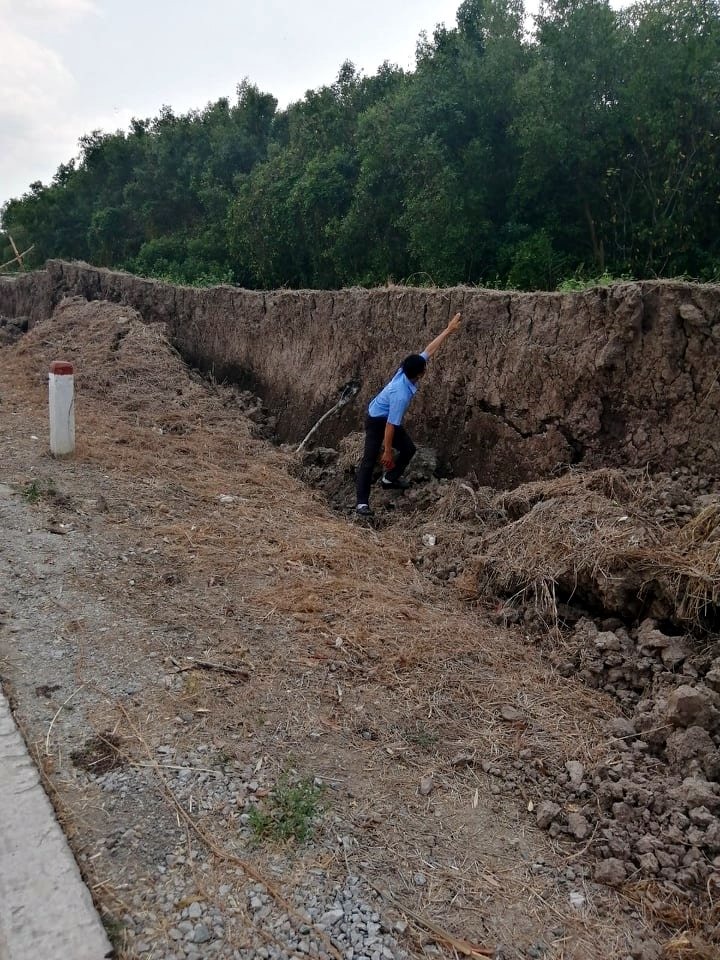 Đê kết hợp đường đê biển Tây Cà Mau bị sạt lở nghiêm trọng (ảnh Nhật Hồ)