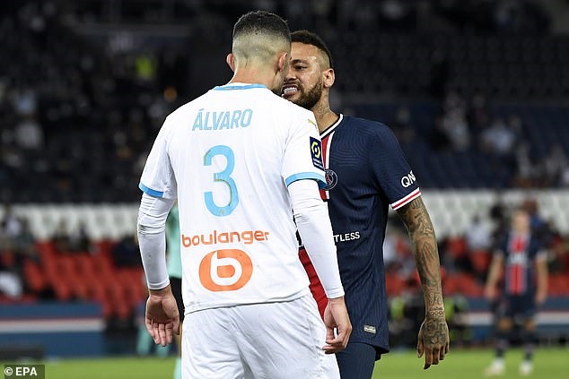 Neymar cho rằng Alvaro đã có những lời miệt thị về chủng tộc. Ảnh: EPA.