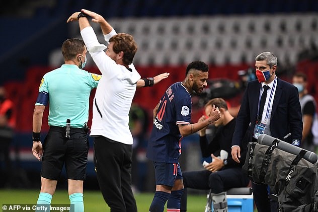 Neymar vẫn ấm ức sau khi bị đuổi khỏi sân. Ảnh: Getty.