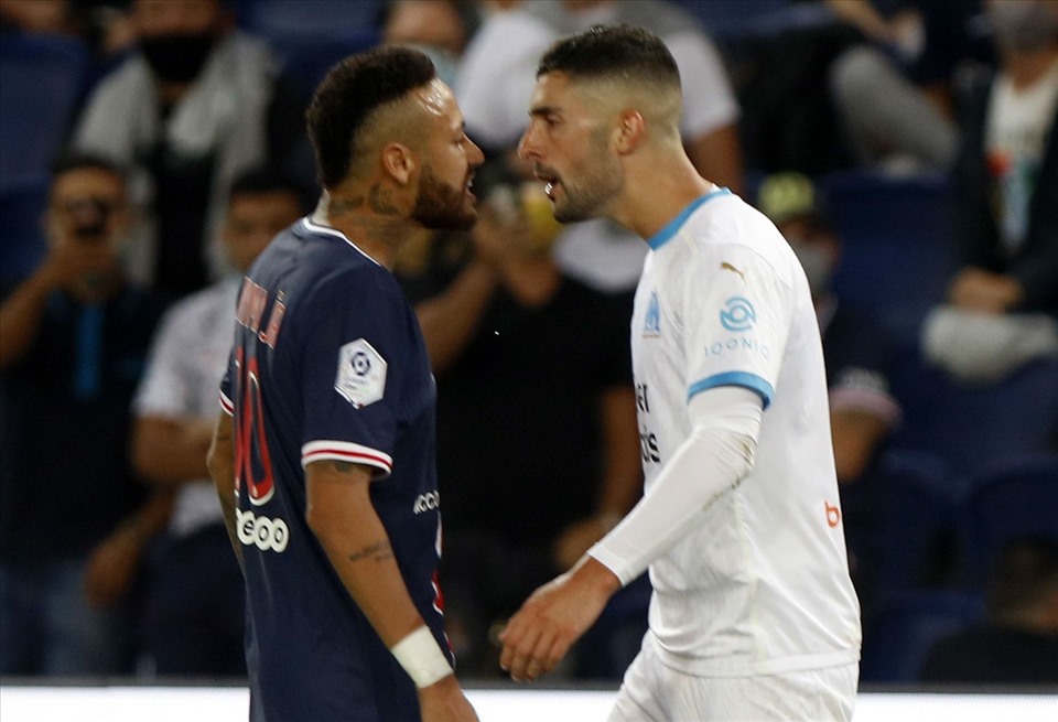 Neymar có thể bị treo giò 7 trận, trong khi với Alvaro Gonzalez là 10 trận. Ảnh: Getty Images