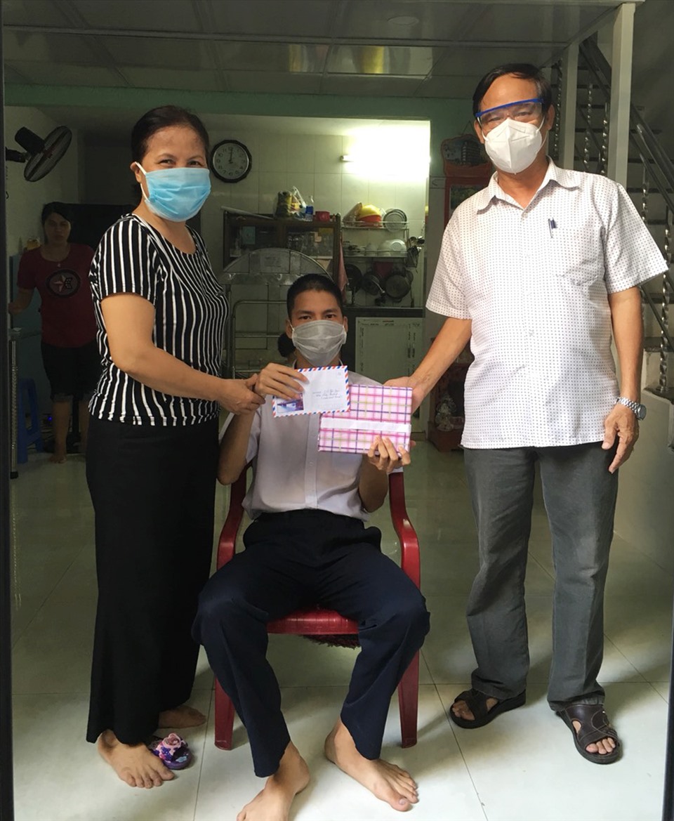 Em Đặng Đăng Khoa (người khuyết tật) ở phường Hoà Cường Bắc, quận Hải Châu nhận học bổng Ước mơ xanh năm học 2020-2021. Ảnh: L.V.Thơm