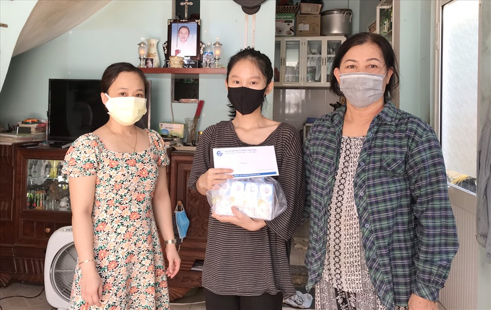 Sinh viên Lưu Kim Yến ở phường Thanh Bình, quận Hải Châu nhận học bổng Ước mơ xanh năm học 2020-2021. Ảnh: L.V.Thơm