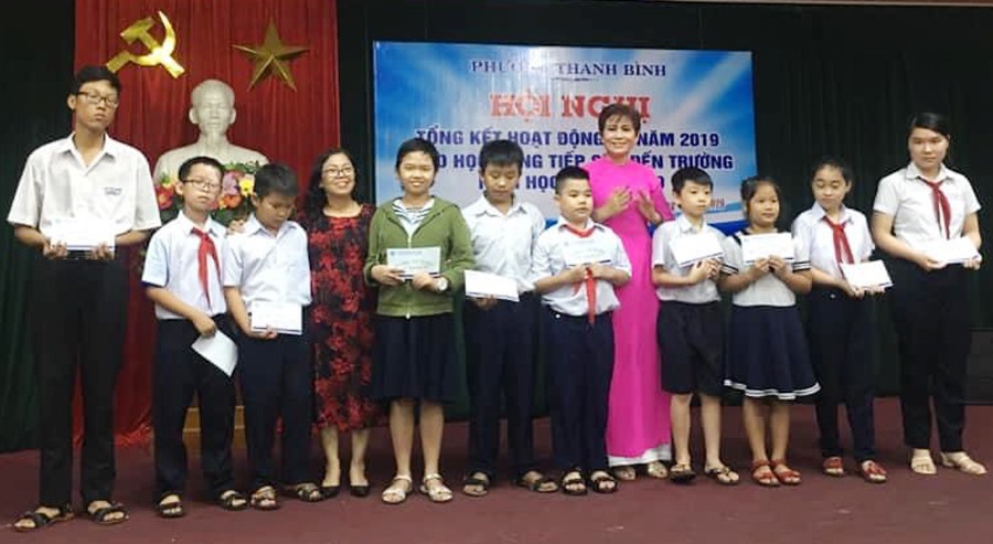 Hội Liên hiệp Phụ nữ phường Thanh Bình trao học bổng Ước mơ xanh năm 2019. Ảnh: L.V.Thơm