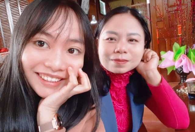 Em Thảo cùng cô giáo chủ nhiệm. Ảnh: CHC.