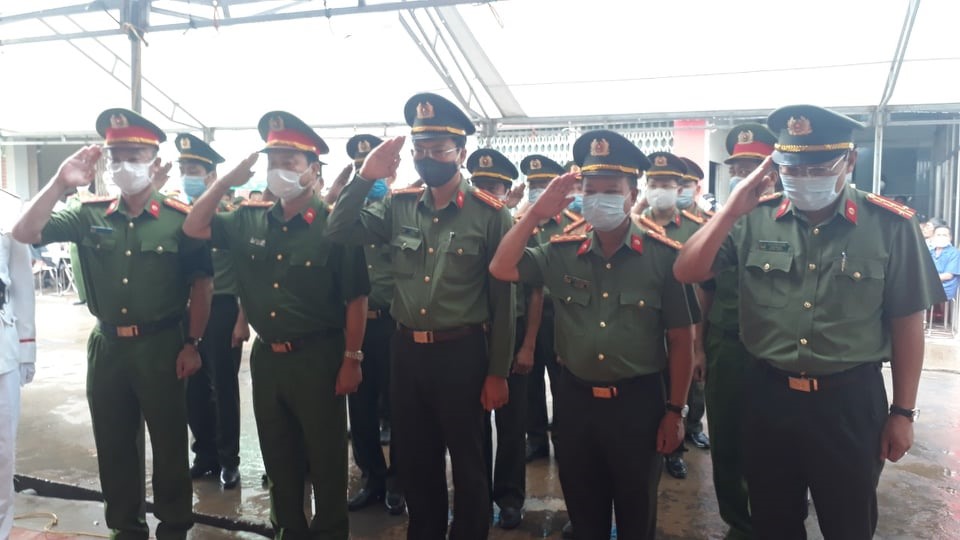 Tang lễ chiến sĩ Mạnh được cử hành theo nghi thức của Công an nhân dân. Ảnh: N. Chương