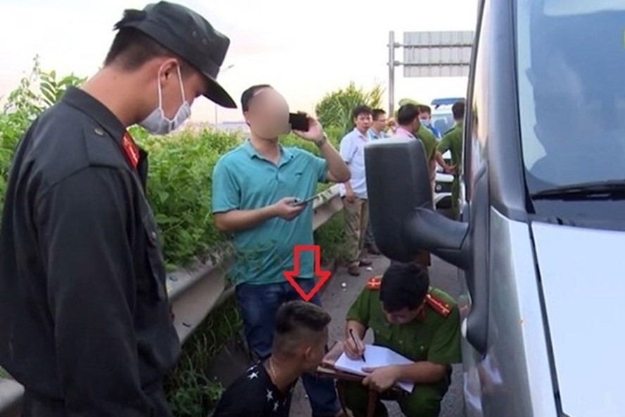 Lực lượng chức năng lấy lời khai của đối tượng Trần Văn Dũng - lái xe đâm cảnh sát tử vong. Ảnh: Công an cung cấp