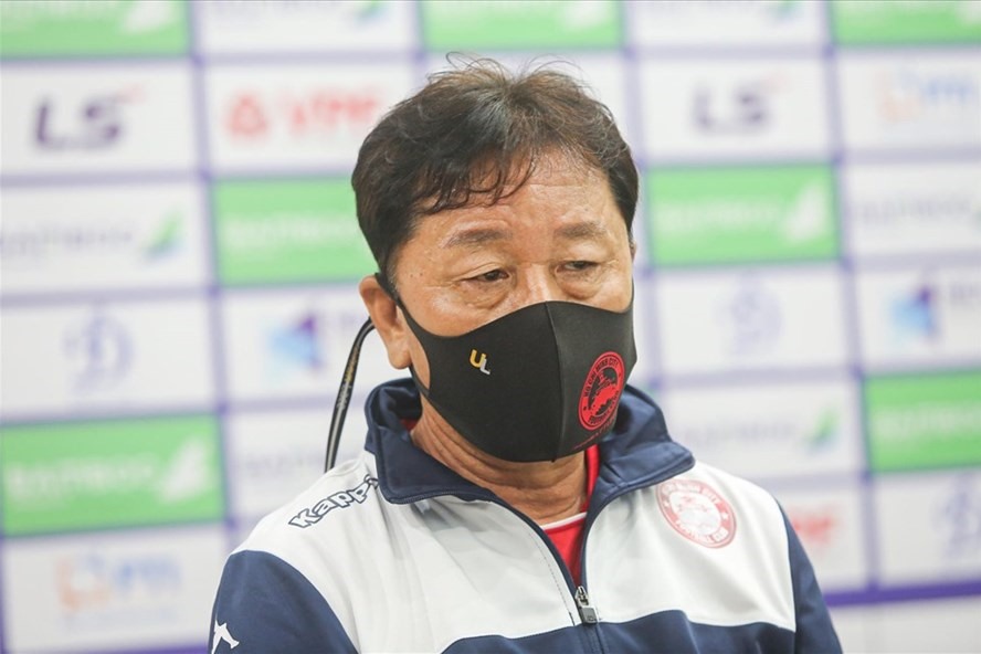 HLV Chung Hae-seong trong buổi họp báo chiều ngày 15.9. Ảnh: Thanh Xuân