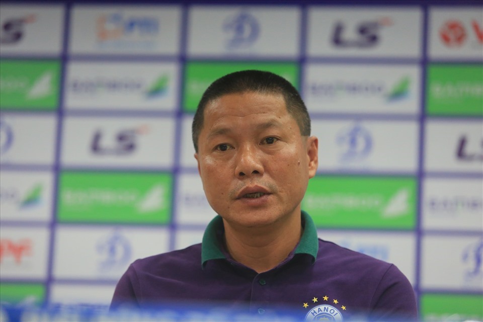 HLV Chu Đình Nghiêm trong buổi họp báo chiều ngày 15.9. Ảnh: Thanh Xuân
