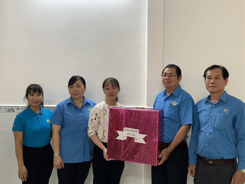 Tổ chức Công đoàn trao quà cho gia đình chị Hằng. Ảnh Đức Long