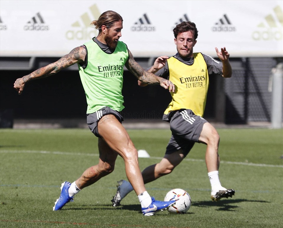 Alvaro Odriozola (phải) không được đánh giá cao trong vai trò dự bị cho Dani Carvajal. Ảnh: Real Madrid