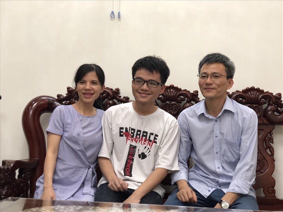 Gia đình Vũ vui mừng vì con trai đạt điểm cao trong kì thi tốt nghiệp THPT vừa qua. Ảnh: Hữu Long