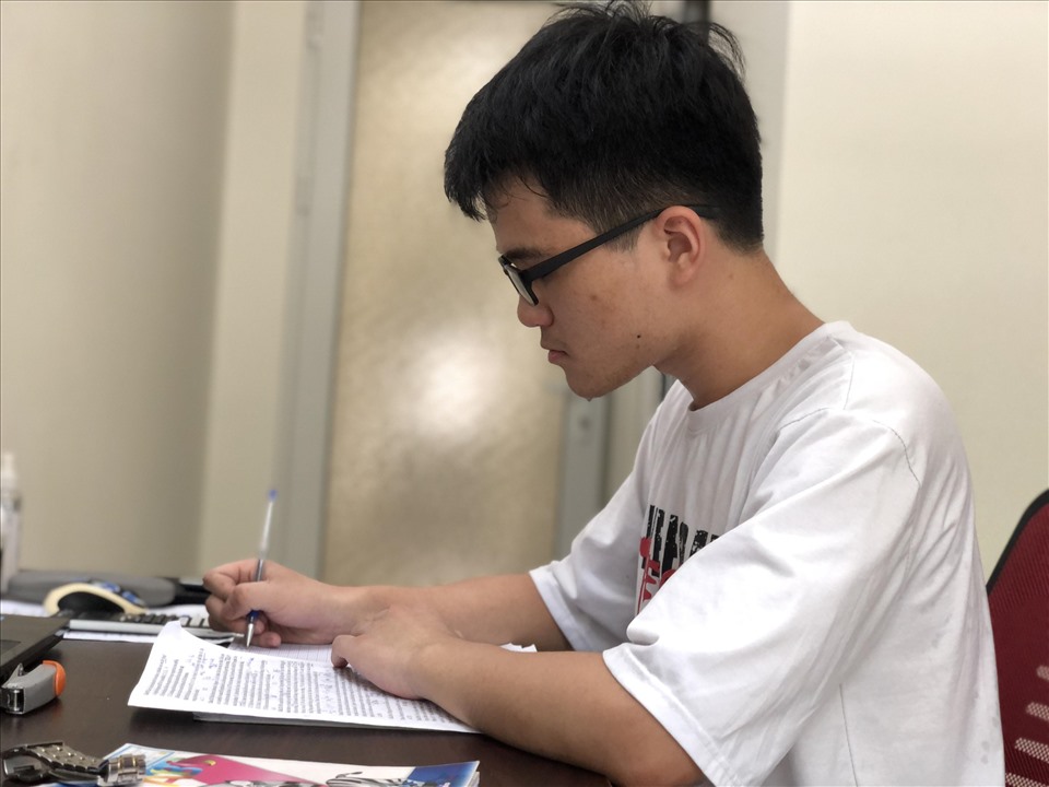 Vũ chia sẻ, để đạt kết quả cao trong môn Toán, em dành nhiều thời gian để giải các dạng bài tập. Ảnh: Hữu Long