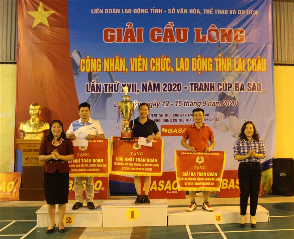 Đồng chí Nguyễn Thị Thiện – Chủ tịch LĐLĐ tỉnh và Đồng chí Tẩn Thị Quế - Giám đốc Sở Văn hóa, Thể thao và Du lịch tặng Cờ và Cúp cho các đội đạt giải Nhất, Nhì, Ba toàn đoàn
