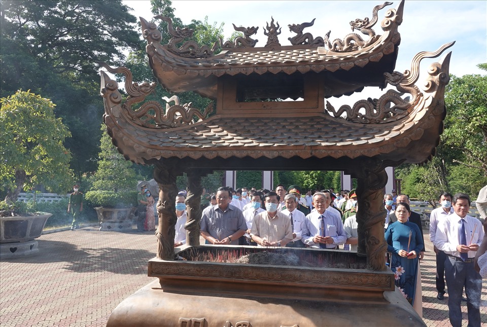 Lễ dâng hoa, lễ giỗ nhằm tưởng nhớ và tri ân công lao to lớn của anh hùng dân tộc Quang Trung - Nguyễn Huệ.