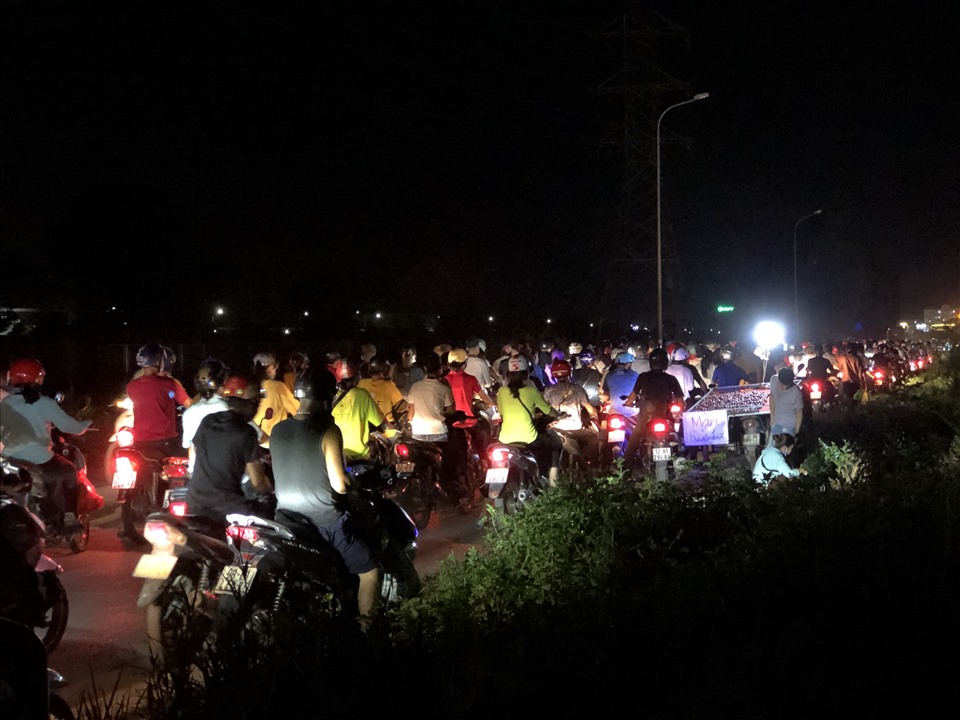 Do có quá đông người đi lại trong cùng một lúc trên đoạn hẹp, nên xảy ra tình trạng ùn tắc, nhiều xe máy không thể di chuyển. Ảnh: Bảo Hân.