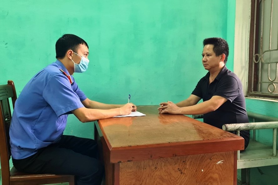 Kiểm sát viên tiến hành phúc cung đối với các bị can Nguyễn Văn Thiện. Ảnh: Nguyễn Bá Công