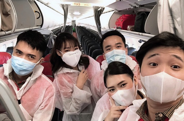 Thành viên phi hành đoàn Vietjet tự tin, lạc quan bước vào chuyến bay hồi hương công dân. Ảnh: M.H.