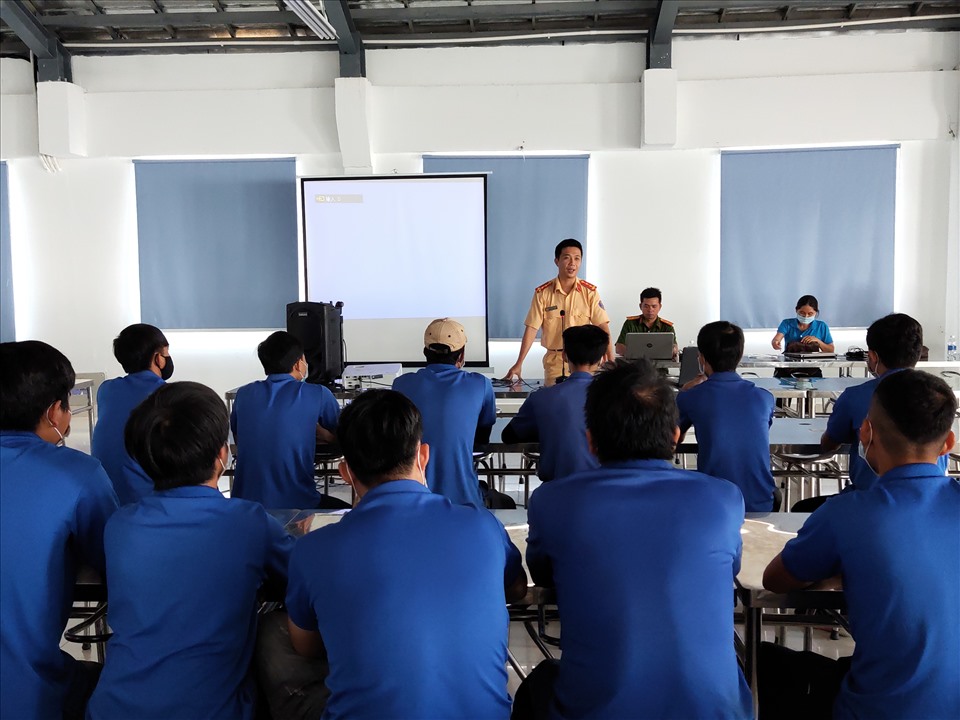 Đại úy Nguyễn Tuấn Anh – Cán bộ đội tuyên truyền Phòng Cảnh sát Giao thông Công an tỉnh hướng dẫn một số tình huống về an toàn khi tham gia giao thông.