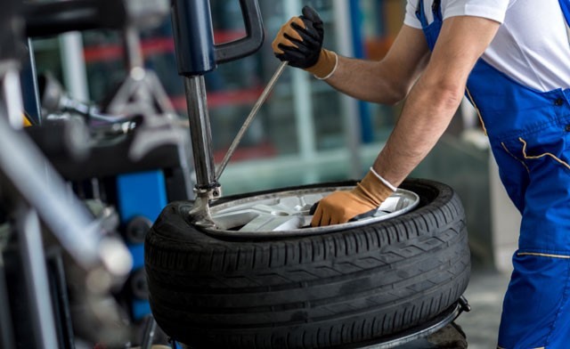 Lốp không săm thường khó sửa chữa và thay thế hơn lốp thông thường. Ảnh: Whatcar