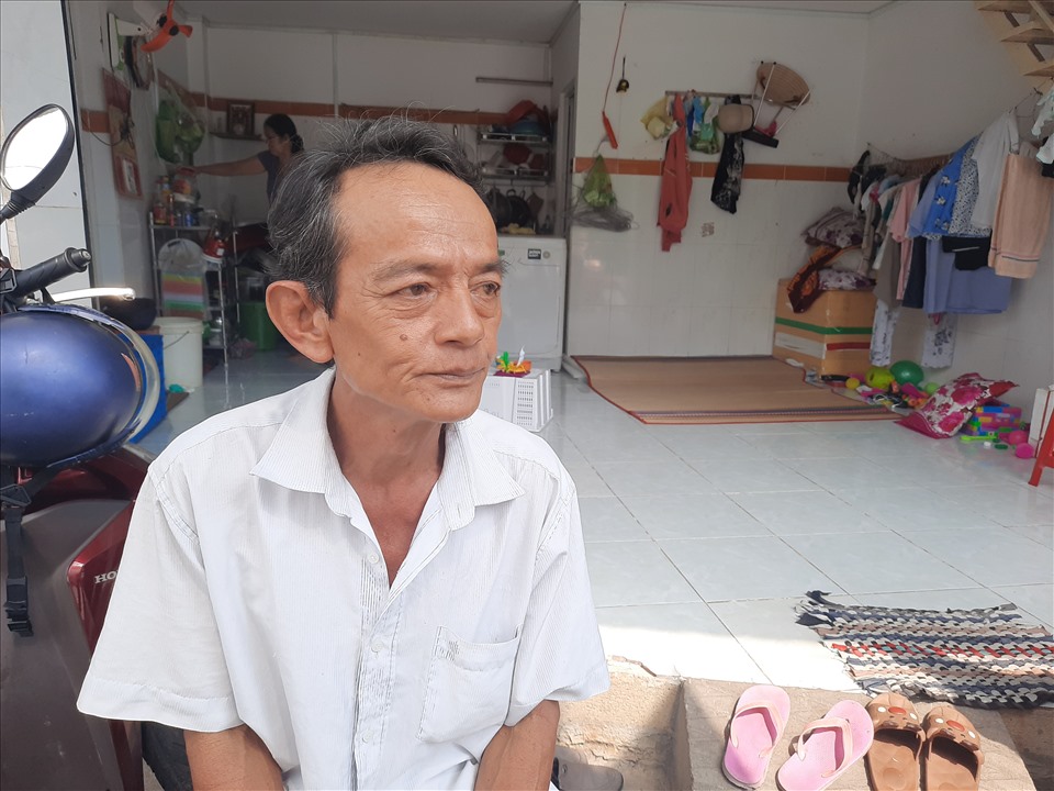 Chưa kiếm được việc, ông Kim phải nương nhờ người thân. Ảnh: Đình Trọng