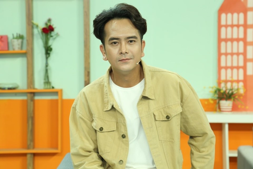 Theo Hùng Thuận, điều cấm kỵ trong hôn nhân là tâm sự chuyện vợ chồng của mình cho gia đình bố mẹ ruột (Ảnh: Bee). Theo Hùng Thuận, điều cấm kỵ trong hôn nhân là tâm sự chuyện vợ chồng của mình cho gia đình bố mẹ ruột (Ảnh: Bee).