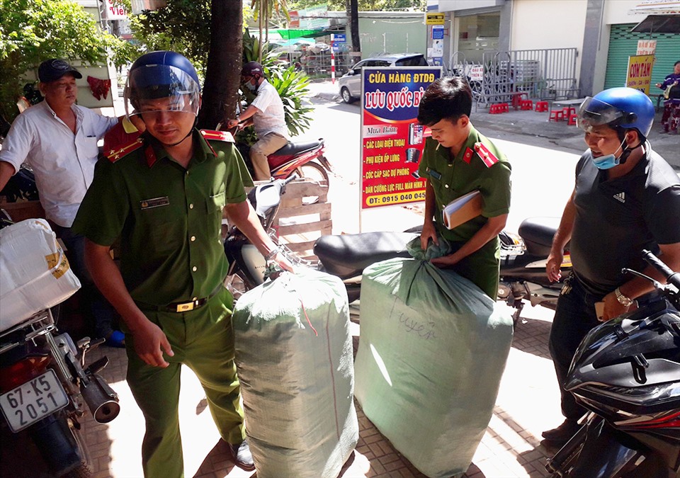 Lực lượng Công an phát hiện 2 bao tải có dấu hiệu nghi vấn nên tiến hành kiểm tra. Ảnh: Vũ Tiến