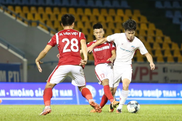 Than Quảng Ninh kiểm soát thế trận trong hiệp 1. Ảnh: H.P