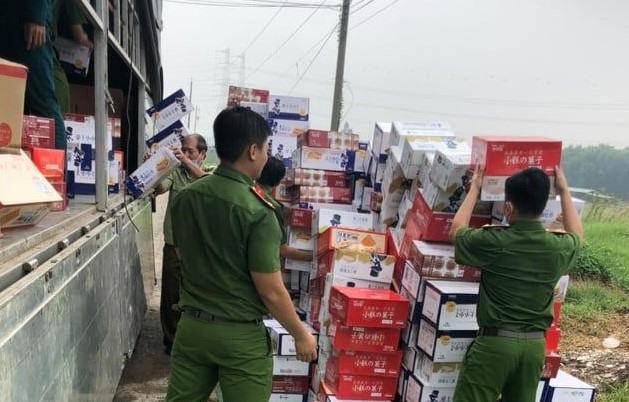 Hàng ngàn chiếc bánh cho dịp tết trung thu chưa rõ nguồn gốc. Ảnh: Lực lượng chức năng cung cấp